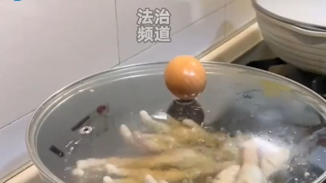 女子第一次用热油炸鸡爪 没想到最后