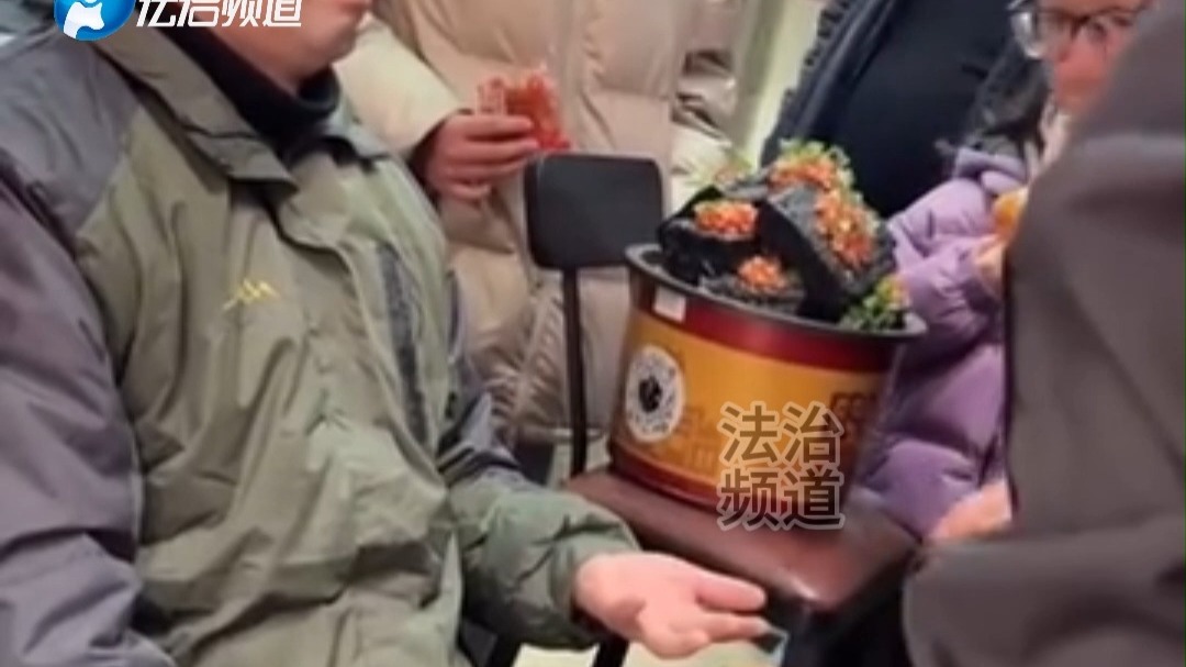 一家店门口坐着一男子盘核桃 大家都误以为是假人