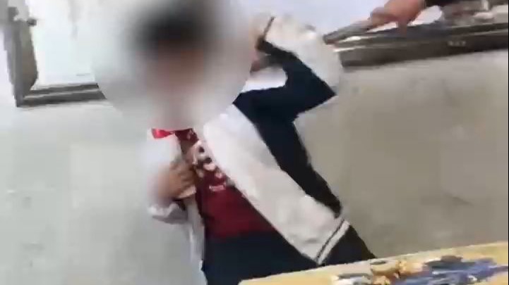 拖把打脸 飞踹……初一男生在教室内，遭同学霸凌