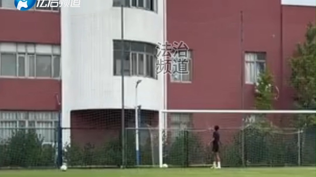 男子踢足球踢到二楼窗户玻璃 守门员：也没人告诉我还要守窗户