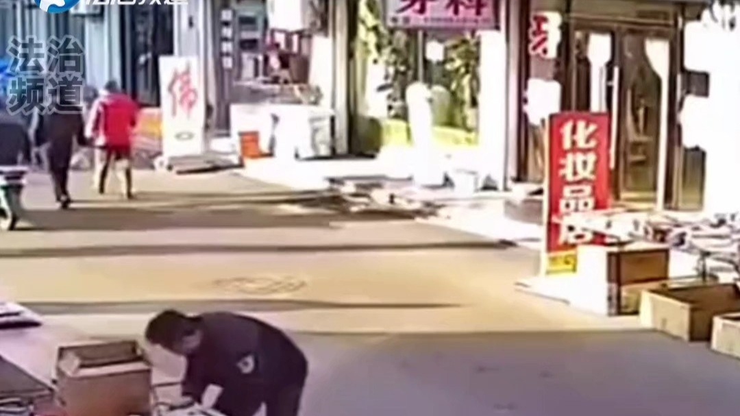 大爷爆爆米花忘挂袋子一瞬间爆炸爆米花四散网友：看起来还挺酷