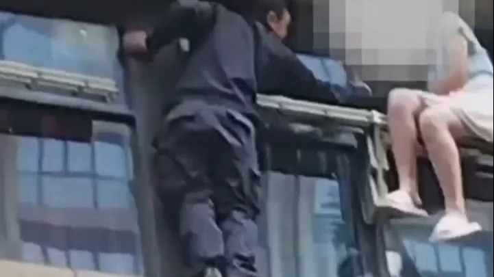因为家庭矛盾，女子爬上窗台欲轻生，民警徒手爬四楼施救成功