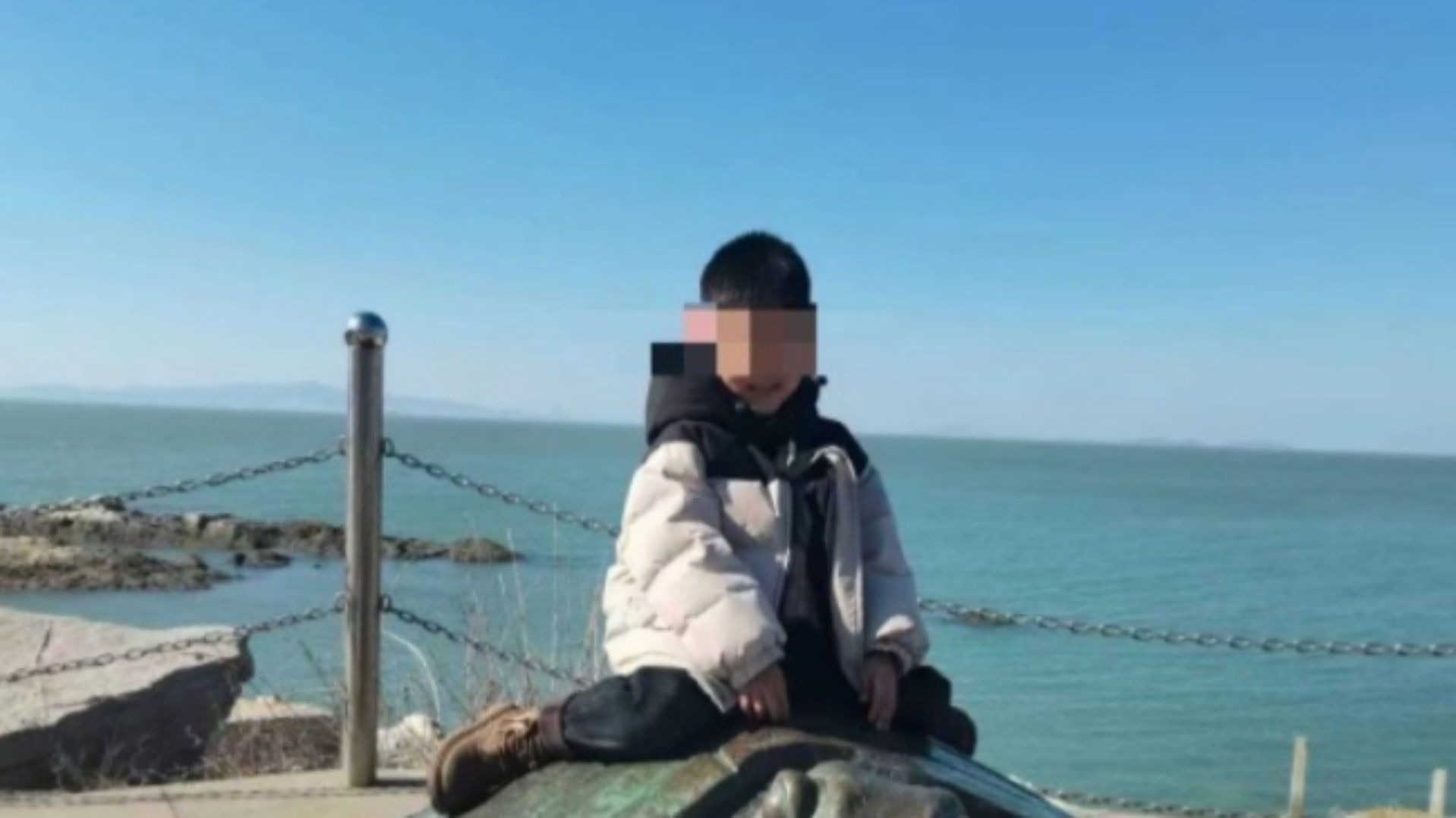 威海5岁男童生母离婚时称“孩子给爸爸就毁了”，结果跟着自己1