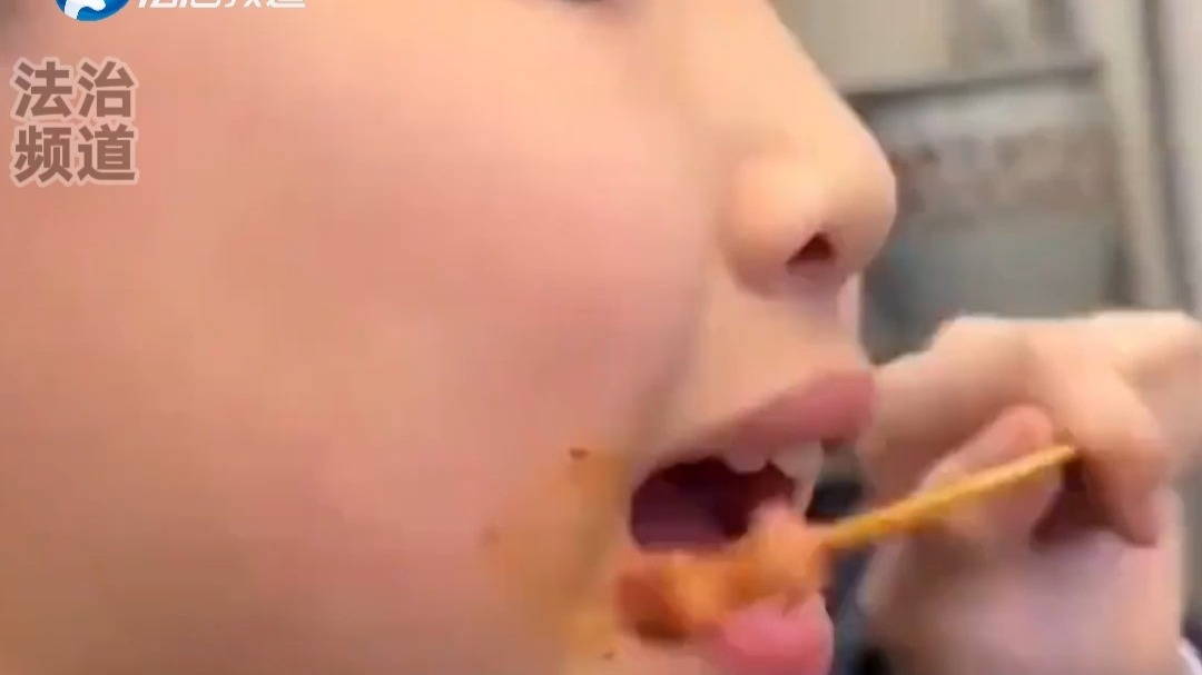 掉牙小朋友撸串 三口还吃不到一口肉 网友：这是在这漱口的吗