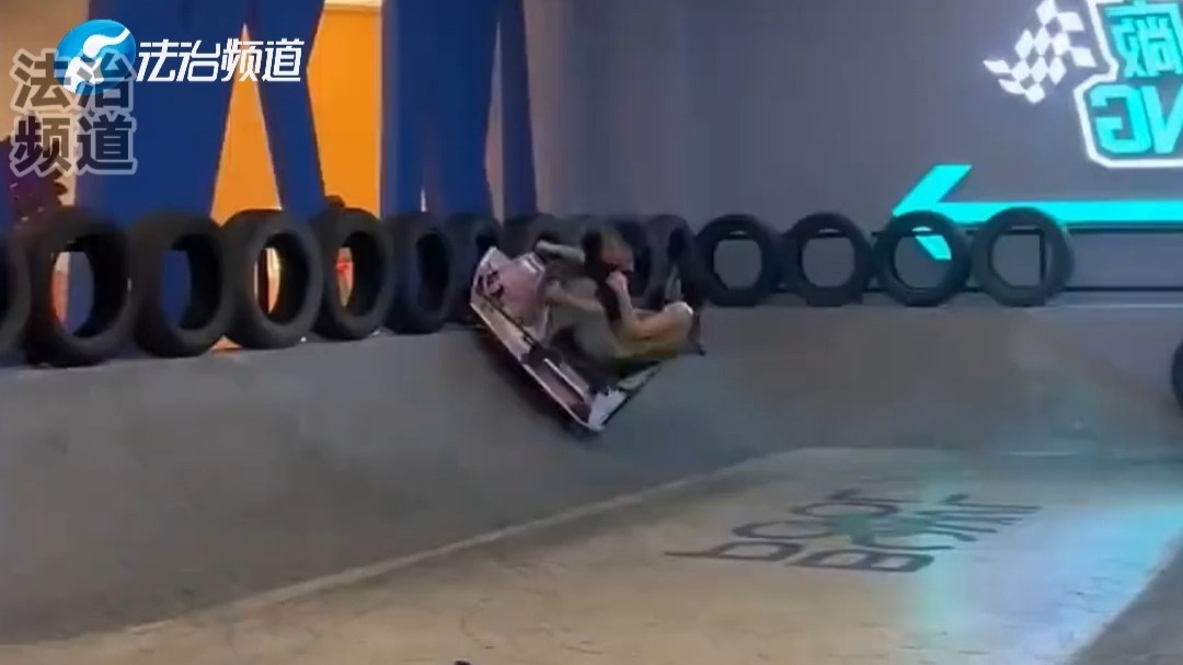 小朋友带妈妈体验漂移卡丁车 妈妈差点转晕过去