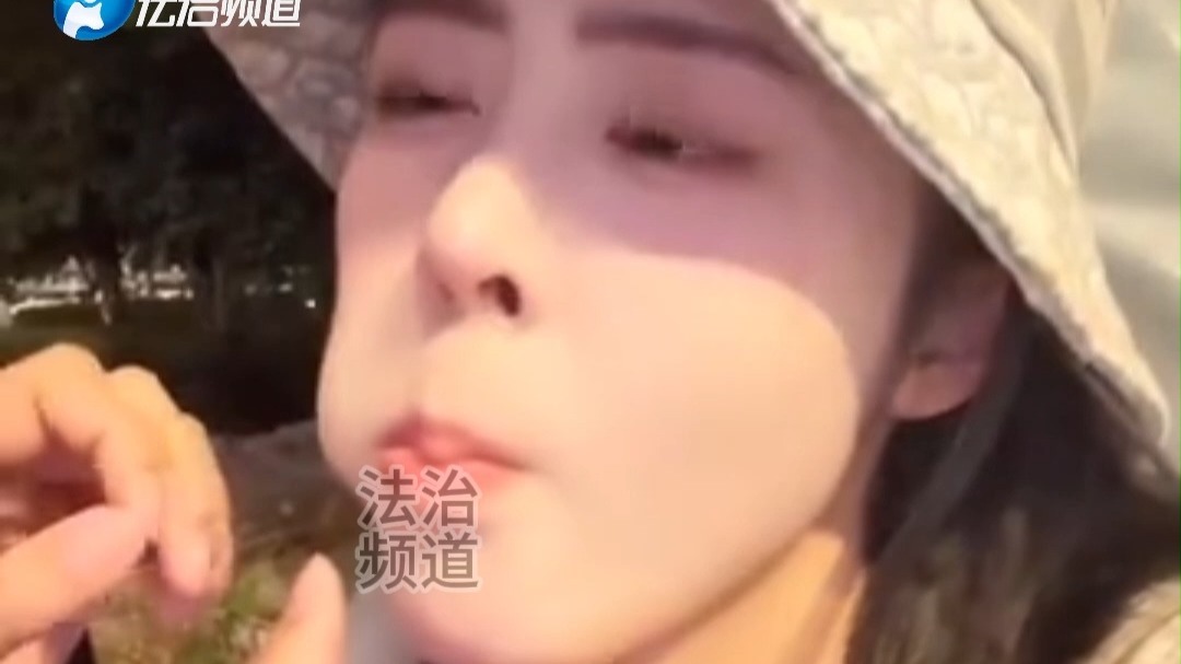 男子帮女友祛除脸上的小刺  结果男子一点边界感都没有