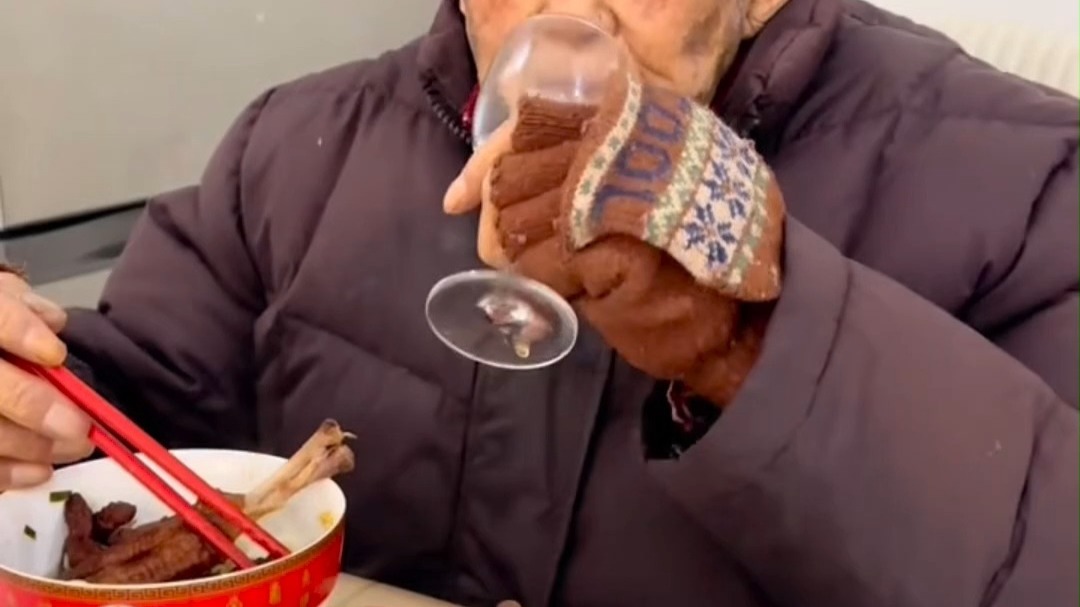 101岁奶奶每天小酌两杯白酒，孙女：她一天喝两顿两天能喝一瓶