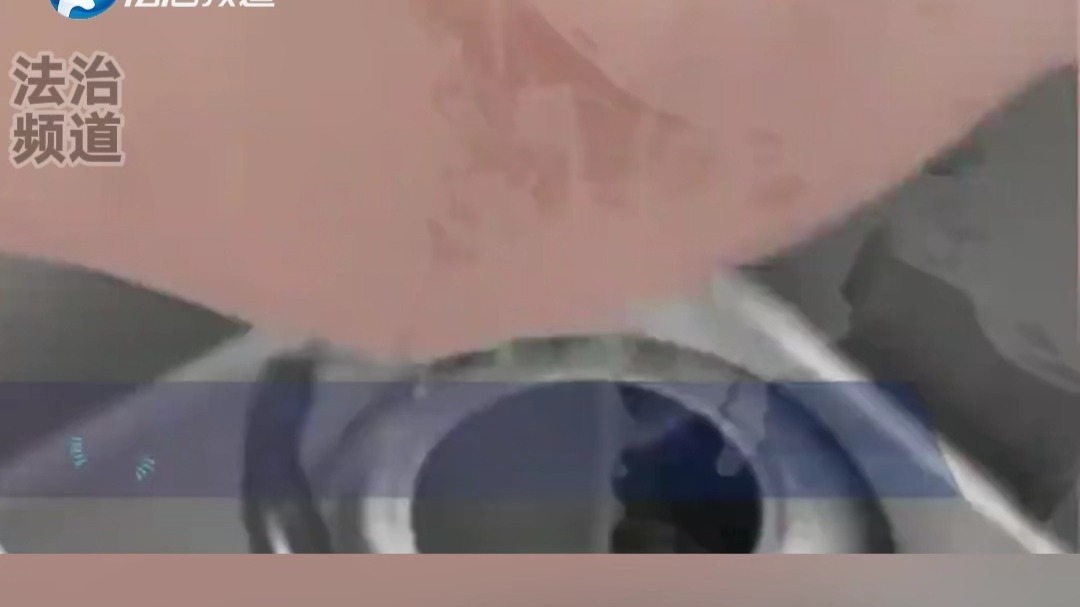 男子在媳妇面前 表演如何绕过水柱拿抹布 媳妇还没反应过来（K）