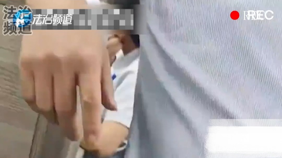 女生在群里被领导骂 直接怼领导：你就是老板的一条狗