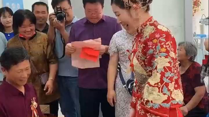 公婆送改口红包，儿媳送手表项链