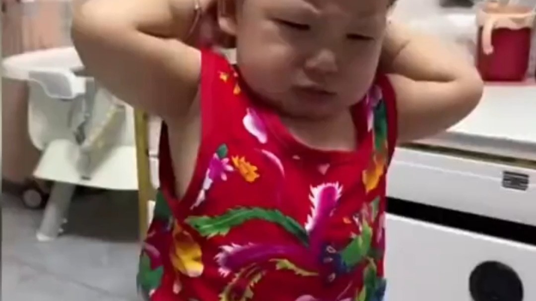 萌娃在家里哭闹 被妈妈用衣架挂起来了（Y）