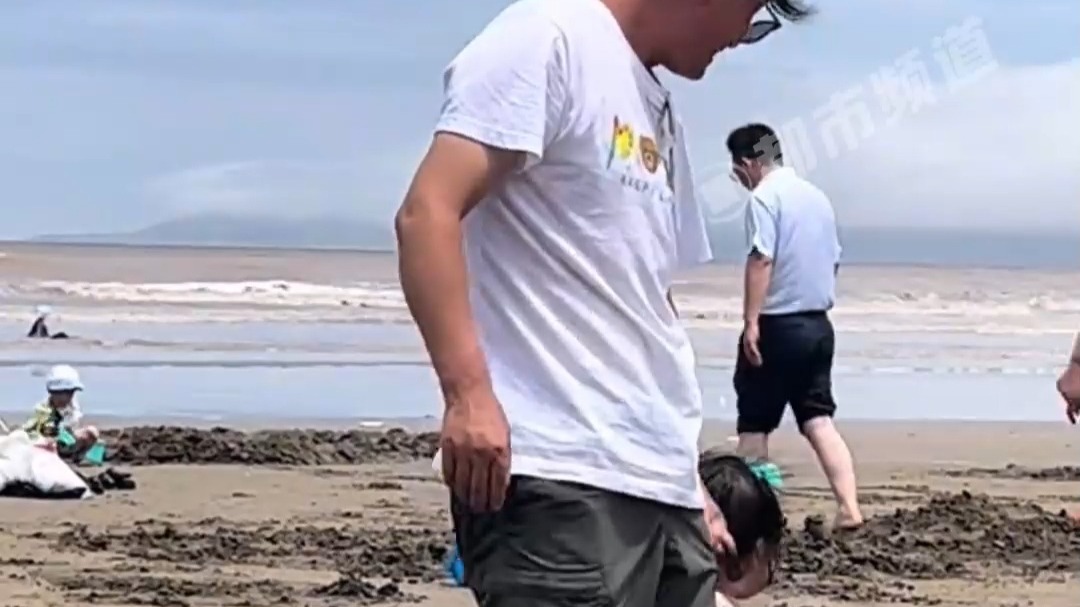 出淤泥而全染（小孩版） 网友：为啥不在海里涮涮再拎回来