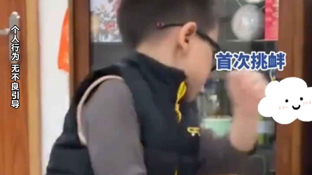 弟弟三番五次招惹哥哥  哥哥一个肘击KO弟弟……