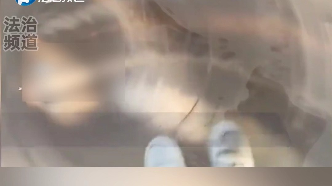 女生大胆尝试玩滑滑梯 不料滑出来遭众多人围观（K）