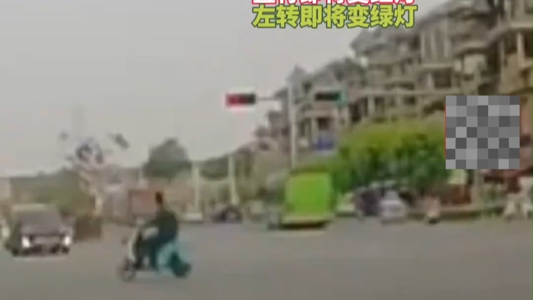 十字路口信号灯变换瞬间，电动自行车和一辆汽车相撞，男子直接被