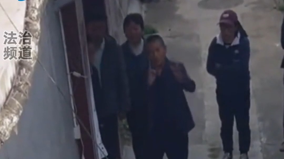 女子举报对面邻居遛狗不栓绳 第二天被村支书找上门