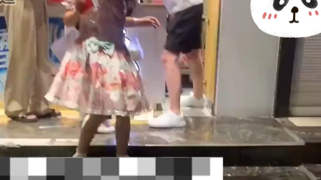女友受委屈男友出头 误将对方推倒 牙崩满地