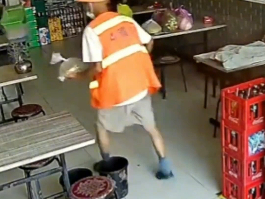 当善良遇上善良 饭店老板把瓶子攒起来送给环卫大叔 大叔特意
