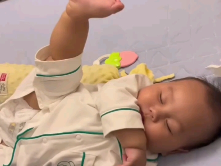 萌娃奇葩睡姿！睡眠质量超好的可爱宝宝们~