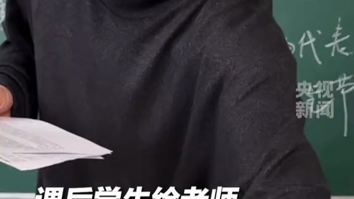 抬手就来！语文老师课后当场画哪吒，引起学生阵阵惊呼。原来每个