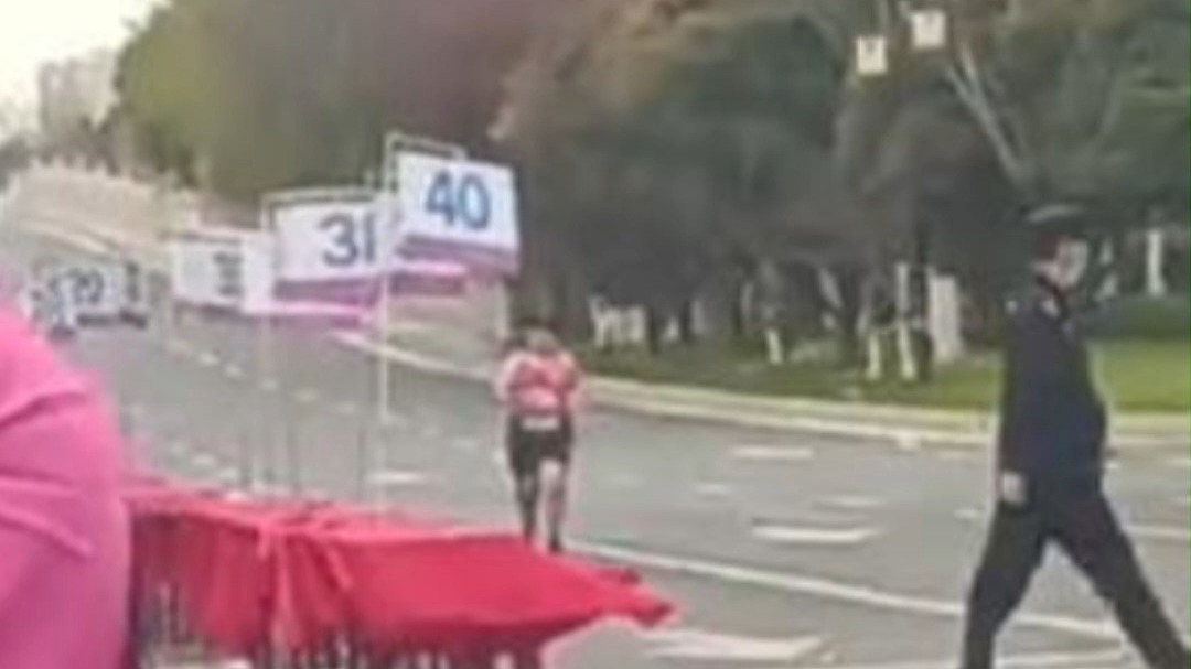大家误以为马拉松“结束”开始收东西，没想到最后一名选手“出