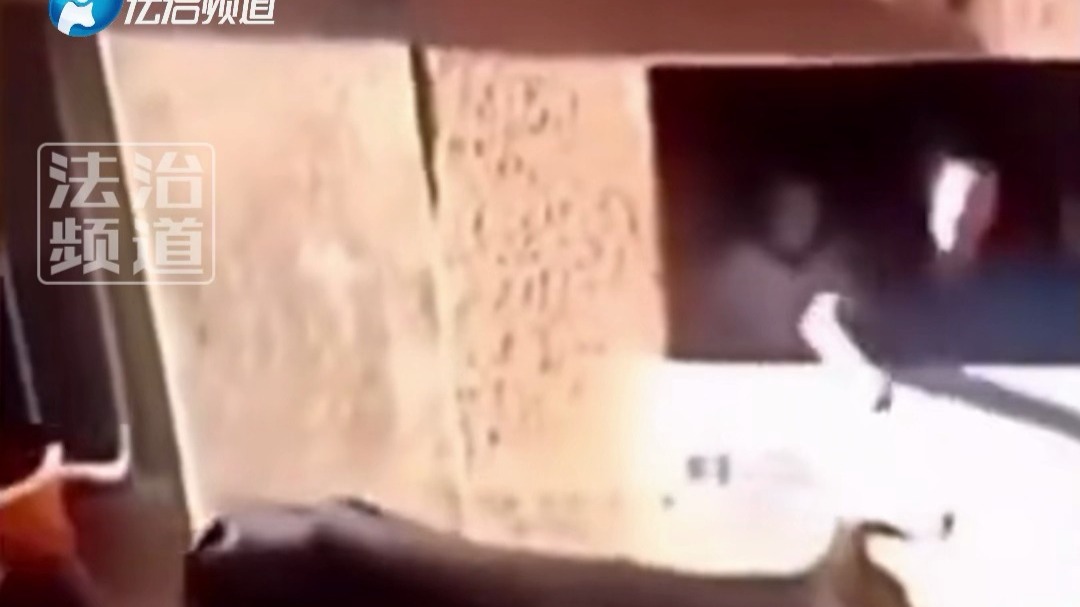男子挑衅墙外的牛 结果牛生气了要翻墙撞他