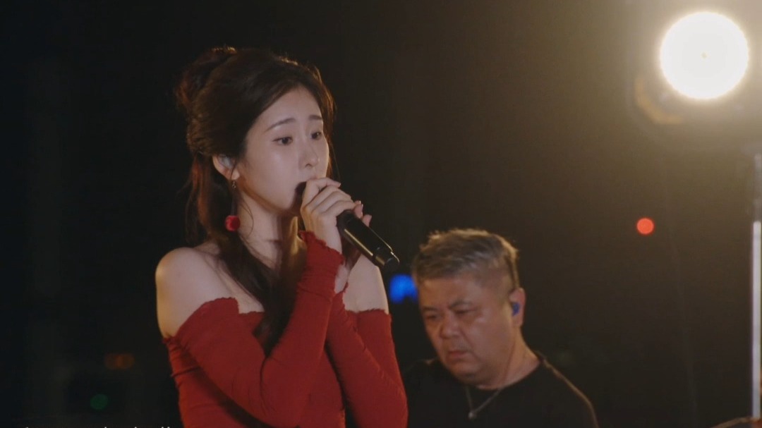 张碧晨天台深情开嗓，歌声里满满的故事感。#音你而来 #张碧晨