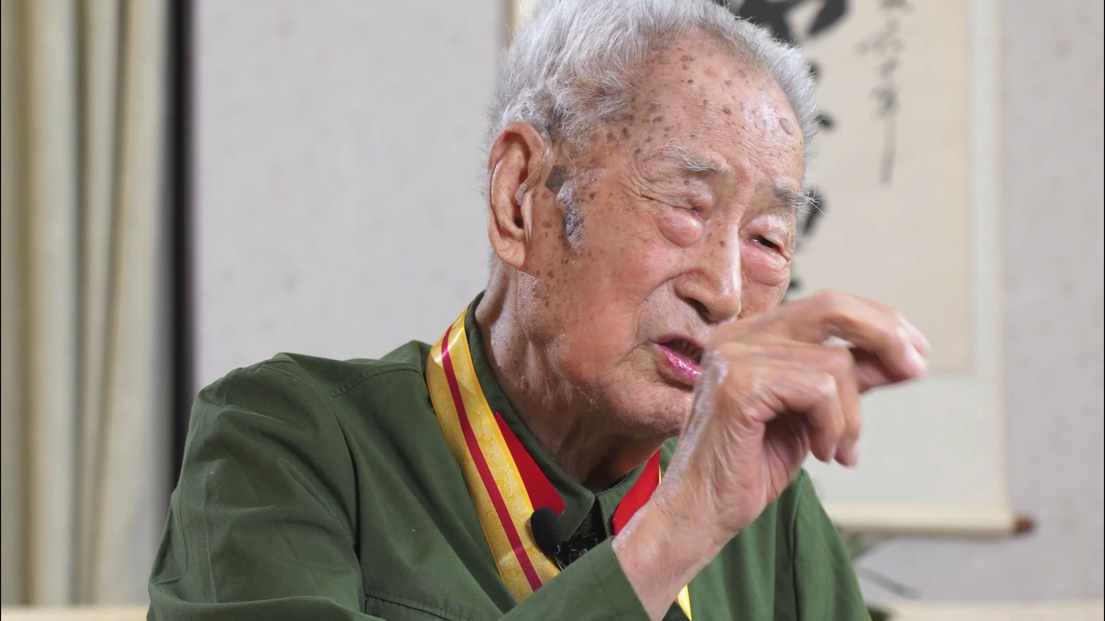 101 岁抗战老兵何胜含泪追忆：抗战胜利是血肉换来的！