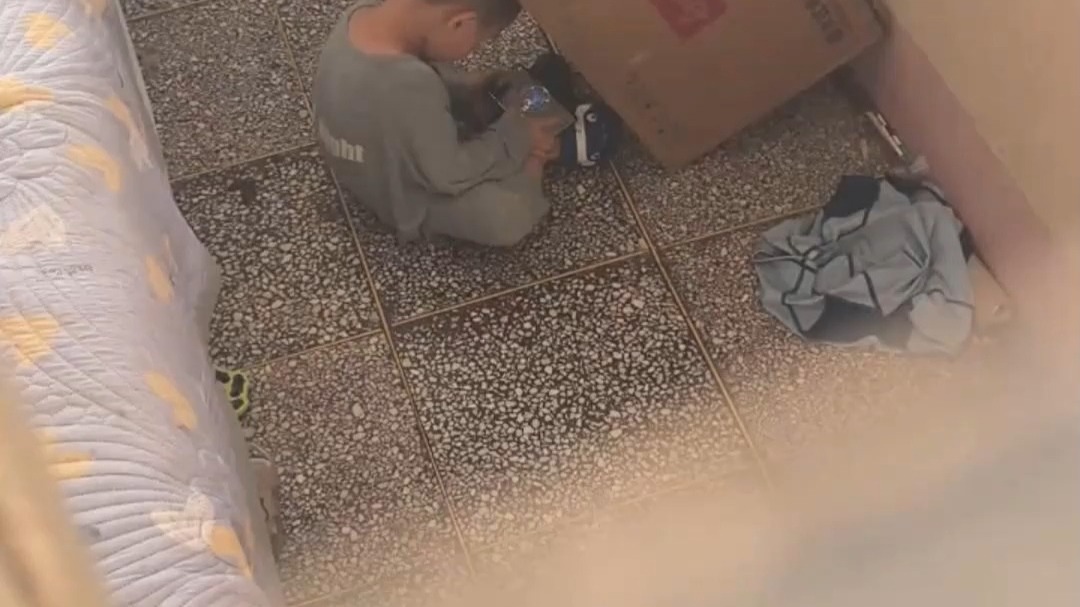 小孩哥偷摸打游戏，被哥哥发现 连退路都留好了