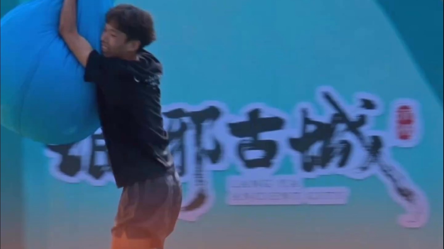 这小伙闯关太有节目了