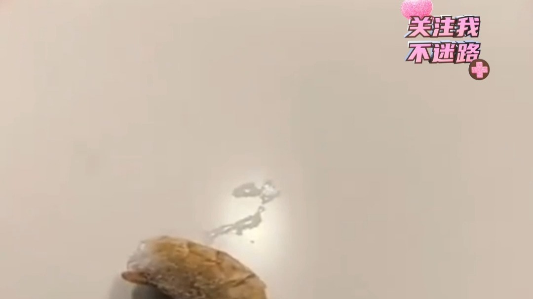 网友在网上买的速冻虾 没想到一加热立马缩水