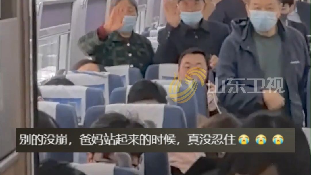 父母独自坐高铁，孩子不放心，冲进车厢只为再嘱咐一句