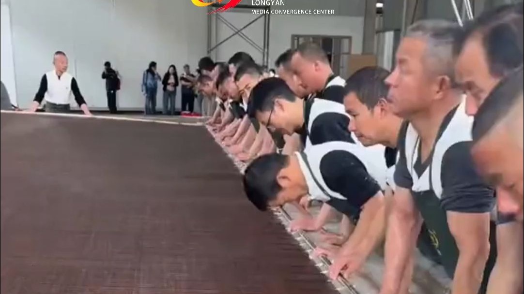 注意看，这不是肠粉，是古法造纸技艺！一幅三丈三的“巨宣”在匠人