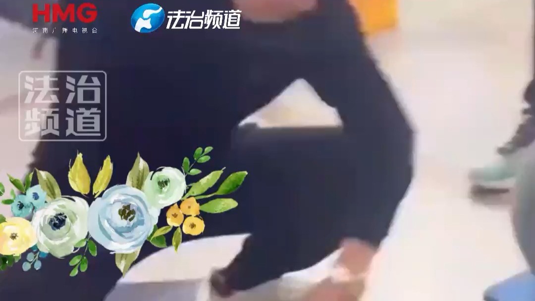 57岁男子在商贸城徒手劈砖 老外好奇尝试 连拍几掌当场“红温