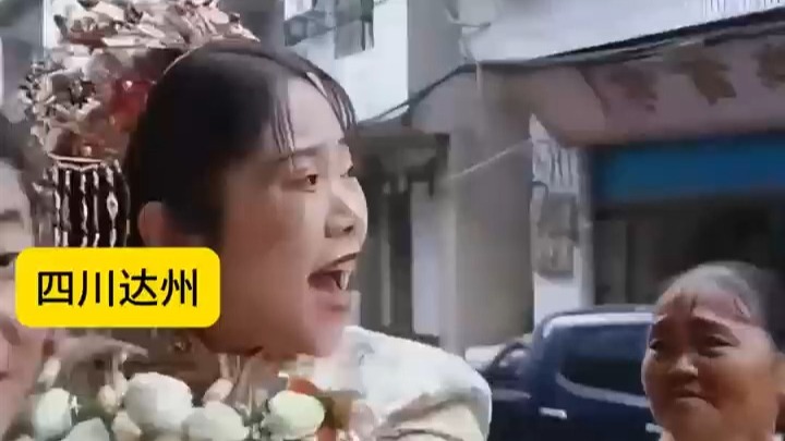 父亲躲在楼上，不舍地看着女儿上婚车