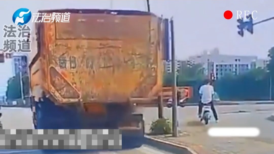 装土车突然轮胎爆裂 物体击中骑车男子直接倒地 目击者：已送往