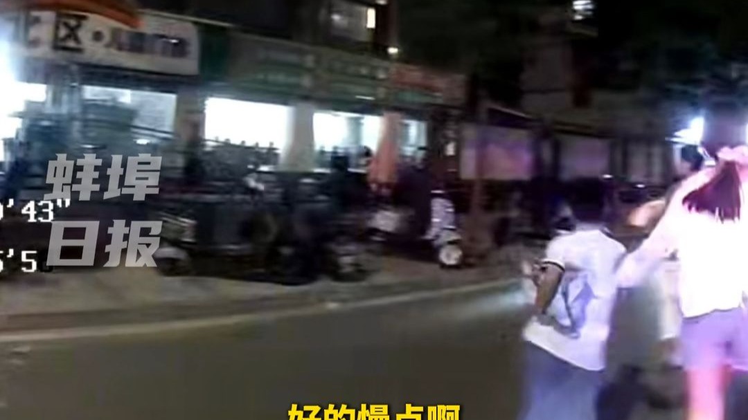 蚌埠警方鸣笛开道成功抢救发烧幼童，获赠“奥特曼”锦旗。