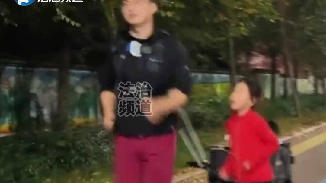 爸爸坚持跑步运动带着老大 背着老二网友：也是一举两得了