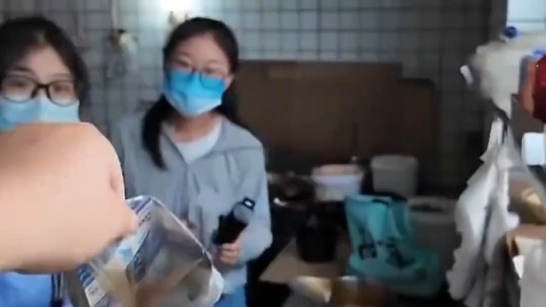 炒米粉店后厨竟有处方药“庆大霉素”，员工解释：老板有胃炎，目前