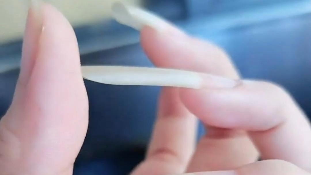 第一次见到保养这么好 这么长的指甲 网友：不小心断了，不敢想有