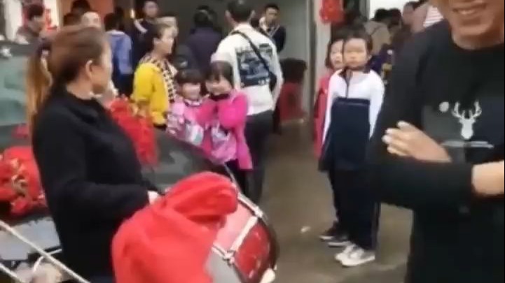 前夫结婚当天，前妻带着孩子来“祝贺”