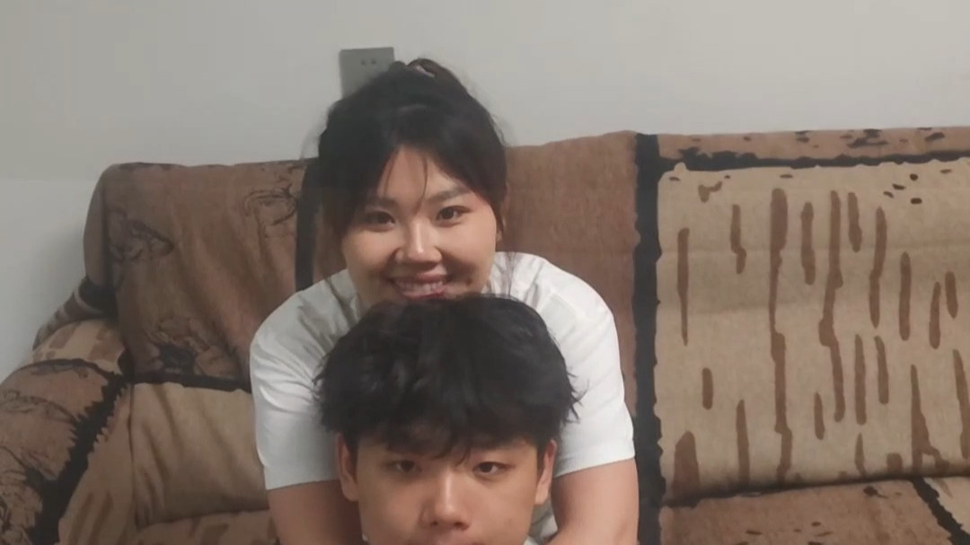 妈妈和儿子复刻童年合影，被人误以为是情侣和姐弟，网友：果然圆脸
