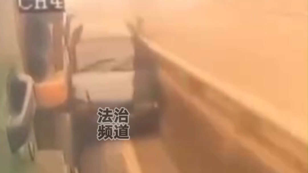 轿车夹缝试图超车 结果悲剧了 网友：这一看就是新手 敢跟大车