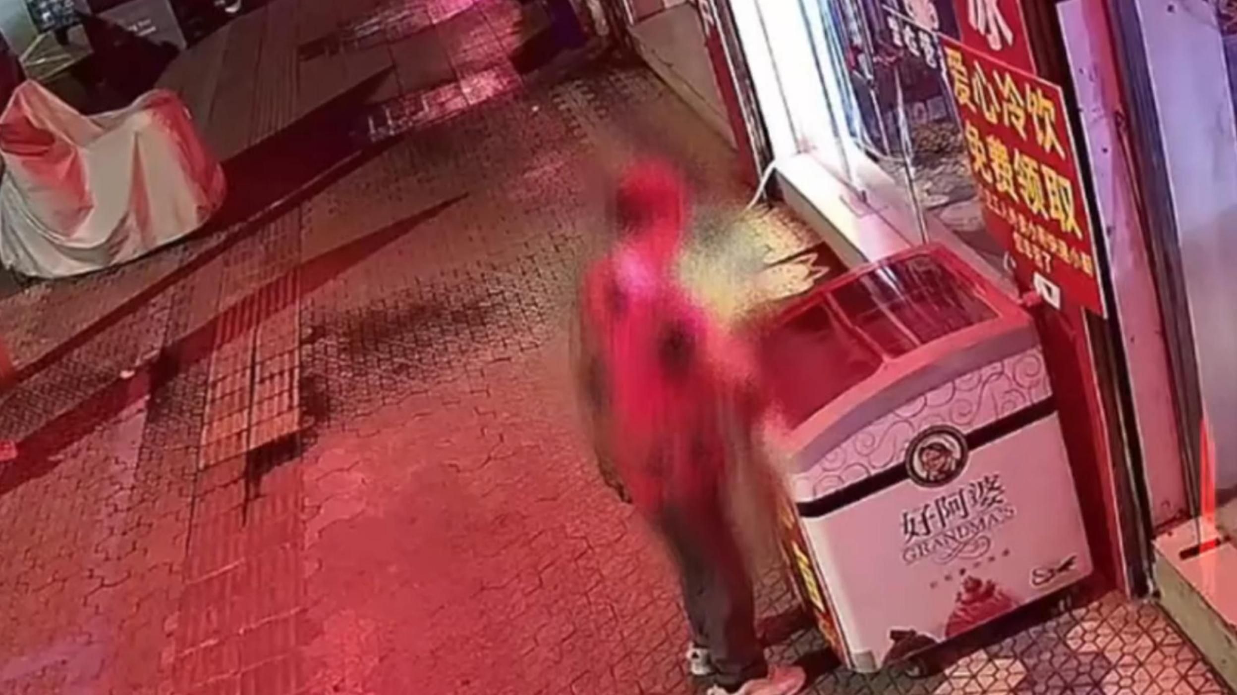 大妈每天凌晨准时“清空”爱心冰柜，店主无奈：像定了闹钟一样，有