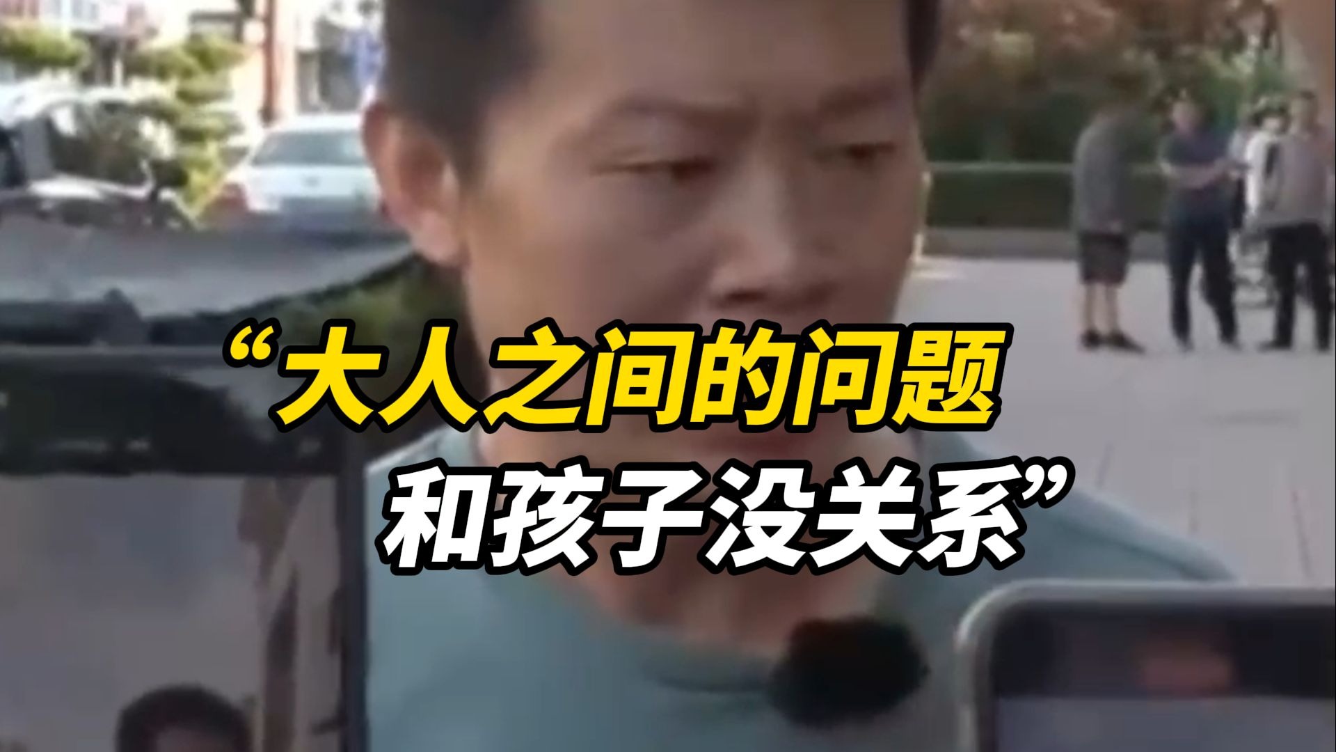 结婚22年发现俩儿子非亲生，男子得知大儿子庭外露面一脸无奈：大