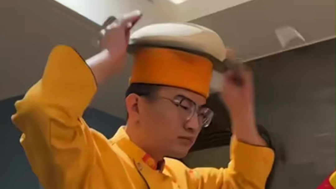 “台上一分钟 台下十年功”男子表演花式刀削面，网友：这师傅以