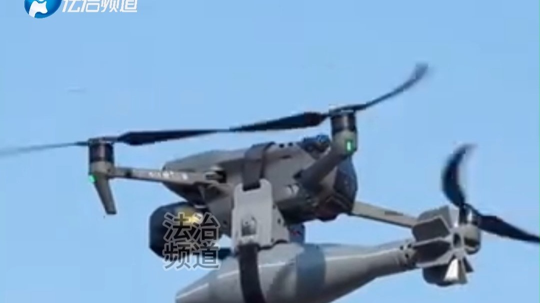 男子将导弹模型装载在大疆上 定点抛投位置准确无误