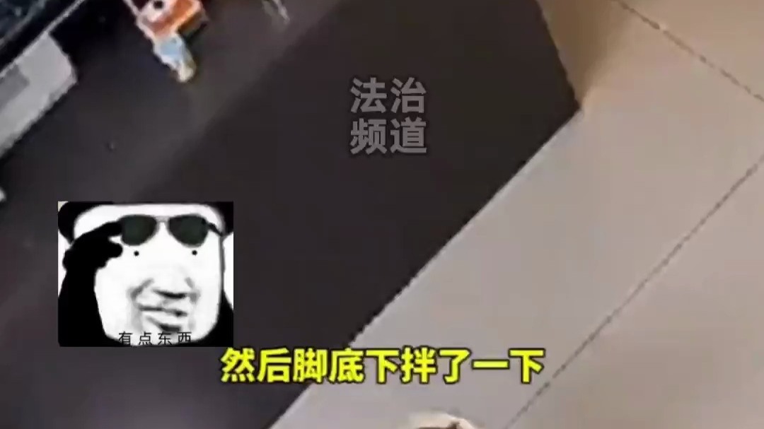 男子不慎绊到台阶摔倒 人虽倒 手中的面不能撒