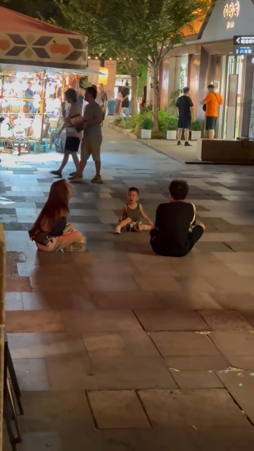 小孩哥想买玩具坐地大哭赖着不走，陌生哥哥姐姐加入变“陪哭团