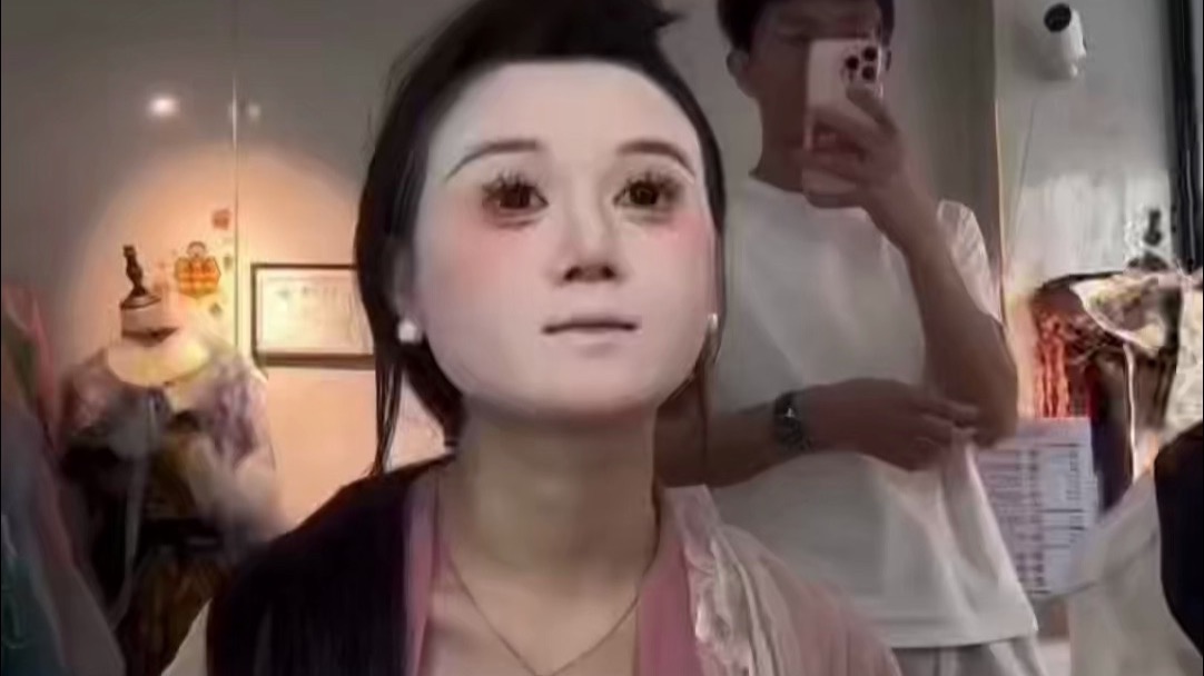 女子体验古装造型化妆时，男友拍照笑出声！网友：这视角确实忍不住